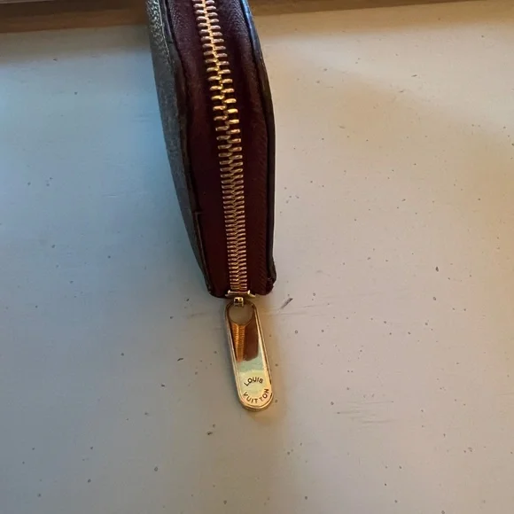 Louis Vuitton | Zippy Wallet w/ Brown Interior | Good to Great Condition - Picture 11 of 14